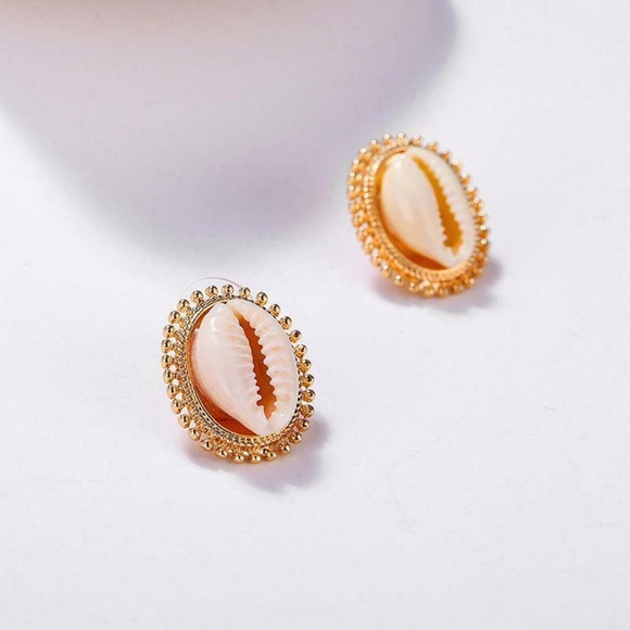 Polished Shell Royal Heirloom Gold Studded Earring - Picture 7 of 8